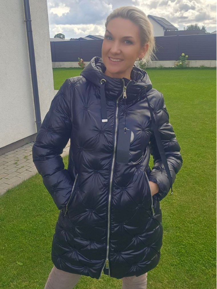 Itališka pūkinė striukė su kapišonu – juoda